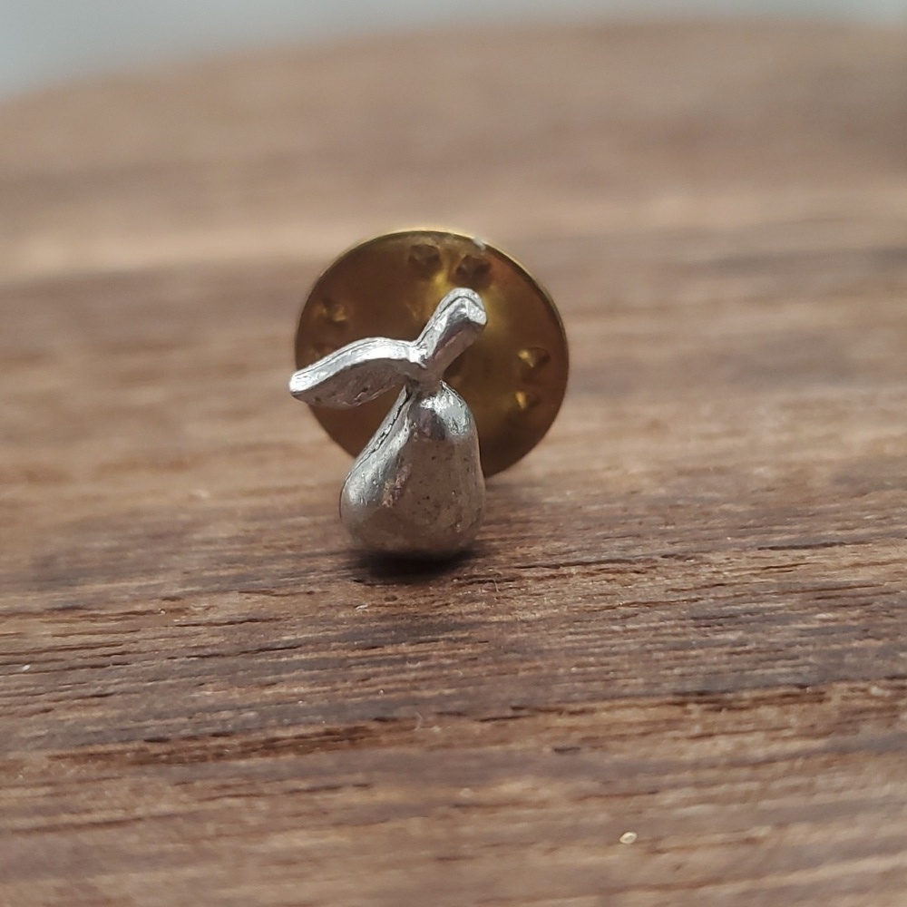 Pear pin vintage estate fruit jewelry B327